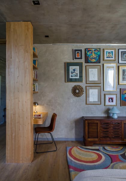 “En nuestro cuarto, el escritorio, las alfombras, los cuadros y los libros son elementos que aportan calidez y vivencia”, nos dijo la arquitecta Inés Fuseo en la nota de su casa que pueden leer en la edición de Living Agosto.