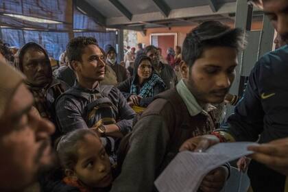 En Nueva Delhi, colas para llenar formularios del sistema nacional de identificación llamado Aadhaar
