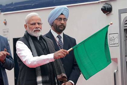 En Nueva Delhi, Modi inauguró el tren más rápido de la India