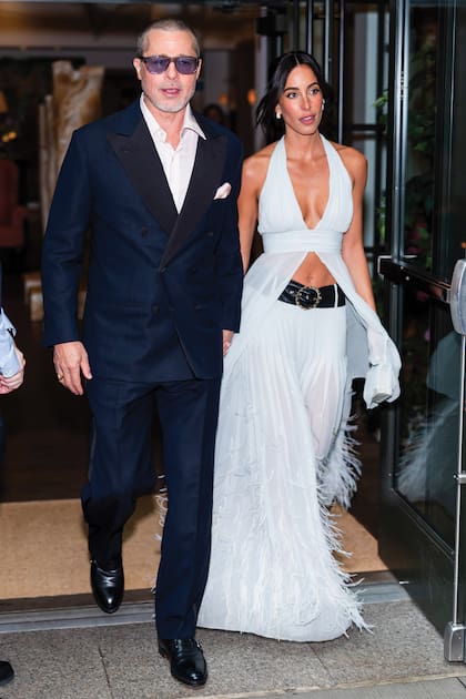 En Nueva York, de la mano de su novia, Inés de Ramón (con total look Chanel), Brad mostró su
versión más sobria en el estreno de F1: traje azul con detalle de negro en las solapas y línea lateral en el pantalón y zapatos con hebilla.