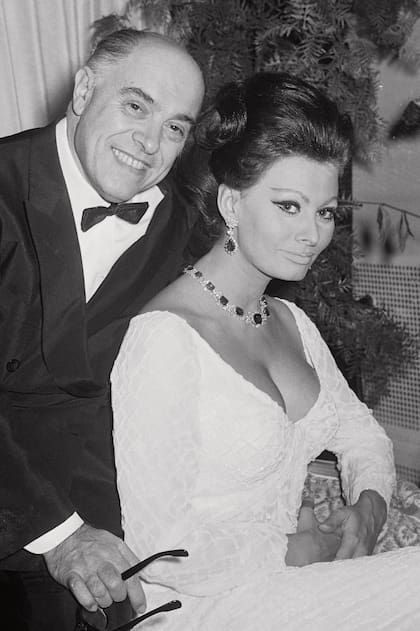 En Nueva York, junto a su amor, Carlo Ponti, en diciembre de 1965.