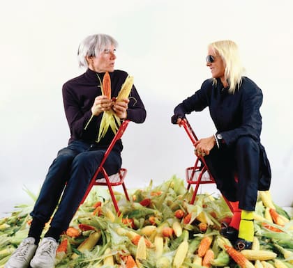 Registro de la performance que la performance que realizó Marta Minujín con Andy Warhol en Nueva York, en 1985