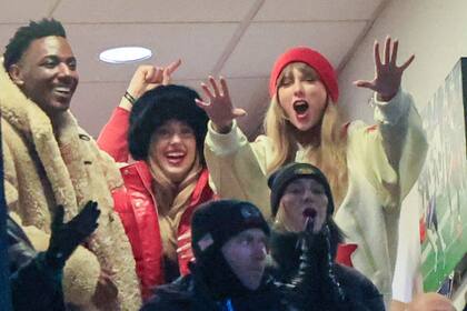 En Nueva York, Taylor Swift y Brittany Mahomes celebraron el triunfo de los Kansas City Chiefs ante los Buffalo Bills en el partido de playoffs de la AFC Divisional NFL, en el Highmark Stadium. Para protegerse del frío, la novia de Travis Kelce incorporó a su outfit un gorro de lana en color rojo en combinación con algunos detalles de su ropa de abrigo
