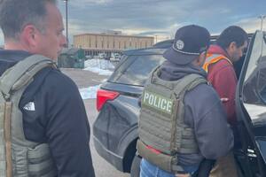 En Nueva York y Nueva Jersey se llevaron a cabo varias detenciones de inmigrantes; en un caso en Newark se denunció que fue sin orden de allanamiento