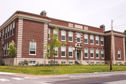 En Nuevo Hampshire se decidió entre cierre completo y salidas anticipadas