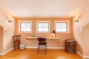 En NY, un estante flotante de amplias dimensiones se transformó en escritorio para el rincón del cuarto