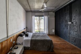 En obra, construyeron una cabecera que sobresale unos centímetros de la pared, recubierta con la misma pinotea del piso.