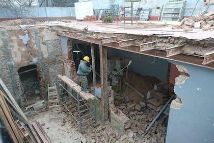 EN OBRA. La mitad de la propiedad se dejó ahuecada en la parte superior, para generar luz cenital.