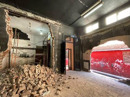 EN OBRA. Rusticidad calibrada en los nuevos vanos. Detrás del andamio, la abertura irregular que deja entrever la futura cocina.