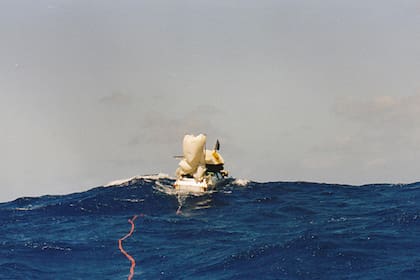 En ocasiones debieron nadar en aguas profundas para volver a atar las sogas entre los autos