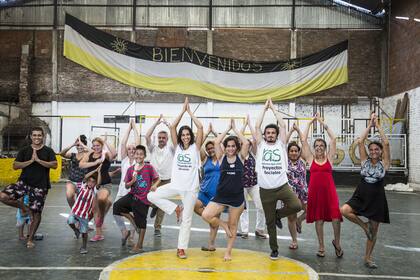 En Occidente practicamos una de las ocho ramas del yoga, las asanas o posturas físicas.