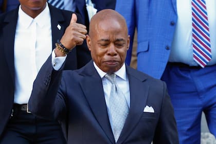 En octubre, Adams inició una secuencia de desplazamientos que sumaron semanas consecutivas fuera de Estados Unidos, donde viajó a Albania para una estadía de cuatro días (por invitación del primer ministro Edi Rama) y luego a Israel