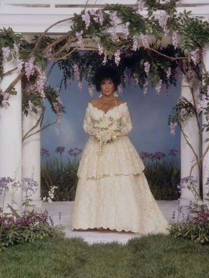 En octubre de 1991, Elizabeth Taylor se casó con Larry Fortensky, su octavo marido. La ceremonia se realizó en Neverland, la residencia de su amigo Michael Jackson, y la diva eligió un diseño amarillo de Valentino