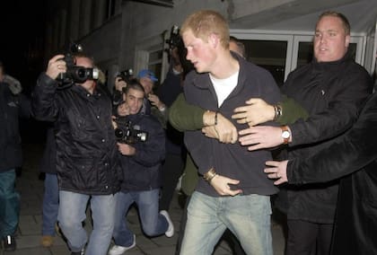 En octubre de 2004, a la salida de un boliche londinense, Harry casi se va a las manos con un paparazzi que lo golpeó con su cámara