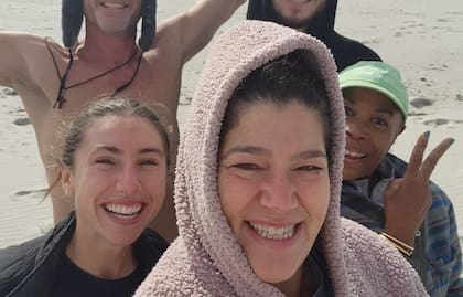 En octubre de 2023, Dovberg dio un paso más allá y fundó Sunday Splashers, un grupo destinado a reunir a personas interesadas en compartir esta práctica de inmersión en frío (Imagen del Instagram de Mindi Dovberg)