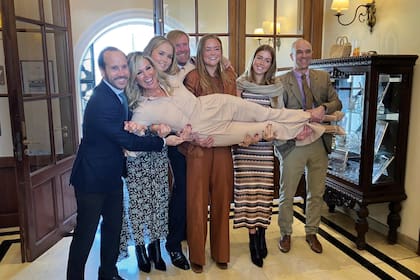 En octubre del año pasado, la familia al completo vino a Argentina para celebrar los 80 años de María del Carmen Cerruti, la madre de Máxima. Durante el almuerzo, en la sede de Dársena Norte del Yacht Club Argentino, se los ve divertidos y acompañados por los hermanos de la Reina, Juan y Martín Zorreguieta.