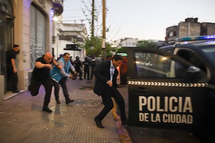 En octubre, Moretti debió retirarse de la sede social de San Lorenzo escoltado por la Policía de la Ciudad