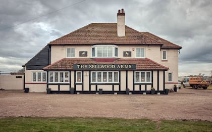 En octubre pasado, Helen Vine compró Sellwood Arms, en el pueblo de Aldbrough. El pub se encuentra a menos de 100 metros de donde la carretera principal se derrumbó en el mar hace seis años.