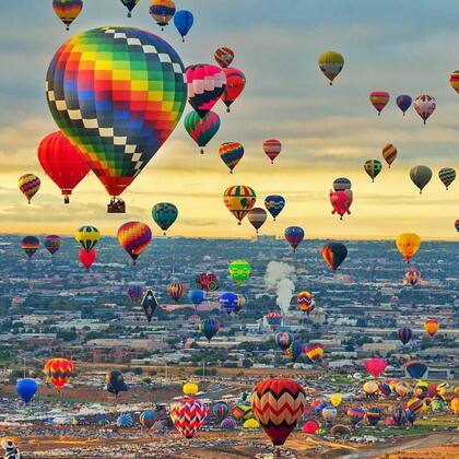 En octubre se lleva a cabo el Festival Internacional de Globos de Albuquerque, un evento con más de 500 y que reúne a personas de todo el mundo (Instagram/@discovering49)