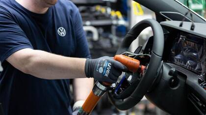 En octubre, Volkswagen registró una caída del 64% en las ganancias del tercer trimestre. Mercedes-Benz y BMW también reportaron pérdidas.