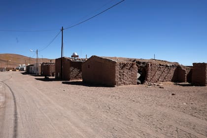 En Olacapato, las casas son de ladrillos de adobe y un diseño similar