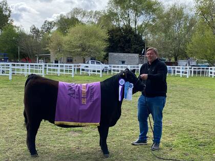 En Olavarría, el ganadero Federico Luis Vizzolini junto a una ternera que obtuvo un galardón en la Exposición Angus Primavera