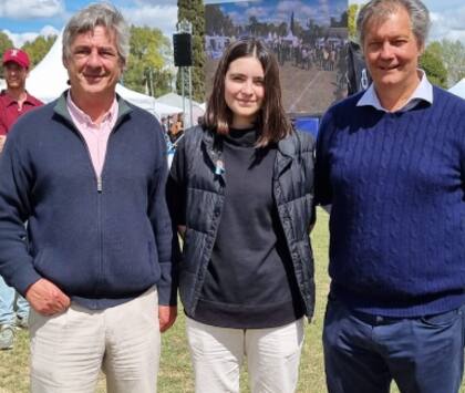 En Olavarría, Pino junto a Francisca Laborde del Ateneo de SRA y el vicepresidente de la entidad, Marcos Pereda