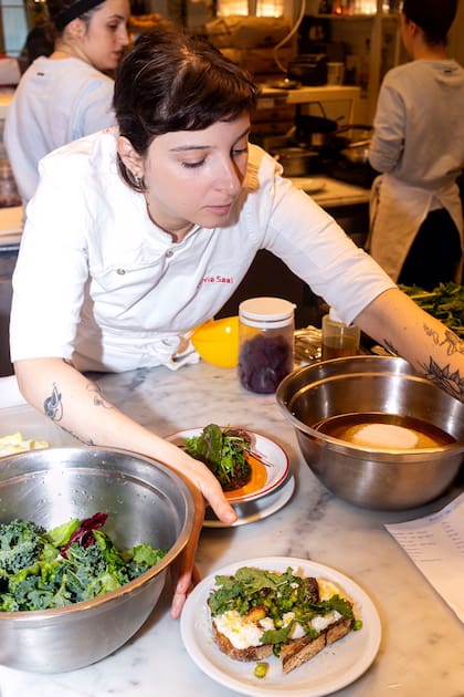 En Oli Cafe hay opciones del desayuno a la cena: desde la french toast hasta el halloumi con alcauciles y ensalada griega, hasta la porchetta con ensalada de papa y huevo.