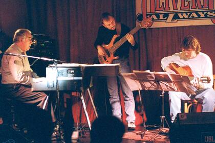 En Oliverio Allways, con su trío, durante un show realizado el 20 de junio de 1997