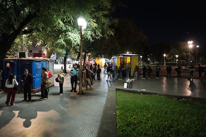 En Once la filas de pasajeros se extendieron hasta el corazón de la plaza Miserere