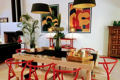 En oposición al estilo intelectual de los protagonistas, la pareja que forman Edie (Luis Rubio) y Liliy (Claudia Fontán) es más explosiva. Por eso, los colores más puros e impactantes.