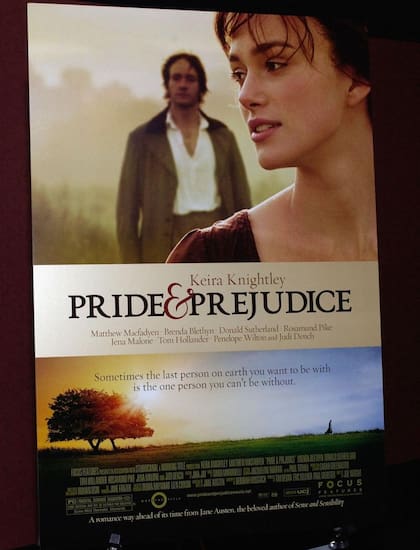 En "Orgullo y Prejuicio" de Jane Austen, a pesar de problemas de clase y reputación, el amor triunfa.