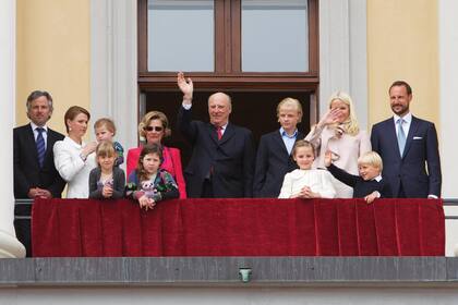 En Oslo, en mayo de 2012, cuando toda la familia acompañó en el balcón a los reyes Harald y Sonia que celebraban sus 75 años.
