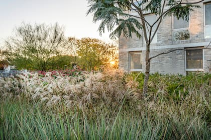 En otoño, el jardín cambia de registro y adopta una paleta más profunda y terrosa