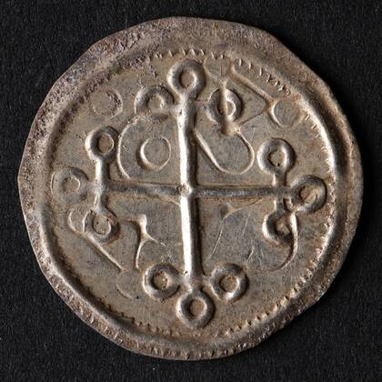 En otoño, los de Nordjysk Detektorforening encontraron varias monedas de plata en un campo cerca de Bramslev, al noreste de Hobro, aprox. ocho kilómetros del castillo vikingo Fyrka
