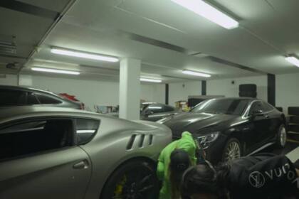 En otra área fuera del salón de exhibición, Cristiano Ronaldo también guarda vehículos de lujo