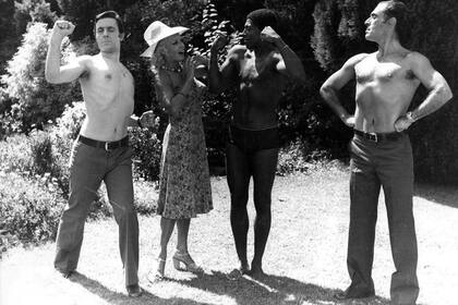 En otra escena de La guerra de los sostenes, junto a Gallegos, Juan Carlos Calabró y Rey Charol