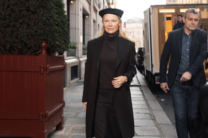 En otra jornada de promoción del film, Anderson optó por un look total black de Officine Générale que complementó con un sombrero Ruslan Baginskiy. En The Last Showgirl, Pamela interpreta a Shelly, una veterana bailarina de Las Vegas que enfrenta el cierre de su espectáculo tras tres décadas en el escenario