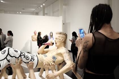 En otra sala, un cantante pop en la muchedumbre