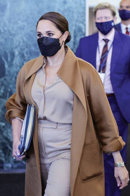 En otro compromiso en la ONU, llevó un conjunto de pantalón ancho y blusa de satén que complementó con un abrigo de Max Mara.