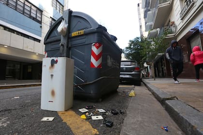 En otros puntos, basura y reciclables se mezclan en los contenedores negros