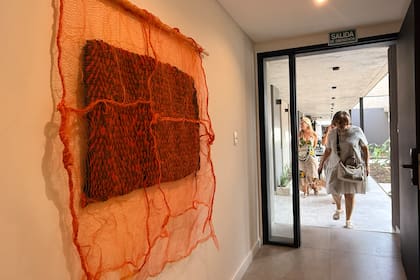 En OTTO Galería sumaron tres artistas del Norte, entre ellos, a María Victoria Pastrana de Amaicha del Valle, que ganó la semana pasada el primer premio de Escultura en el Salón Nacional