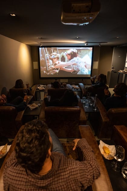 En Overo Bar hacen catas guiadas por sommeliers que hablan simple, un ciclo de cine con copa en mano o una charla con productores que cuentan de primera mano cómo hacen su vino