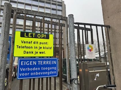 En Países Bajos, las escuelas ahora tienen carteles que les dicen a los alumnos que dejen sus teléfonos en sus taquillas o en casa