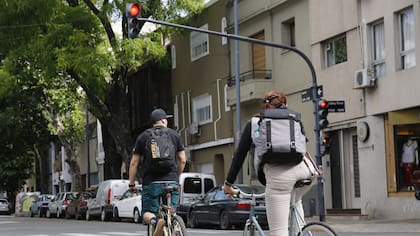 En Palermo, dos ciclistas cruzan con el semáforo en rojo