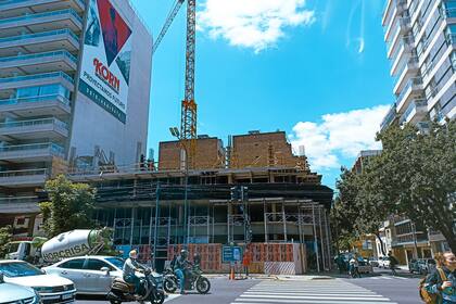 En Palermo, el costo por metro cuadrado de una obra nueva es de U$S 3.200, mientras que su valor histórico supera los U$S 5.500, lo que la convierte en una buena opción. Por otro lado, en Caballito, donde el costo es de U$S 2.800 y el valor histórico es de U$S 3.300, el margen de ganancia es menor