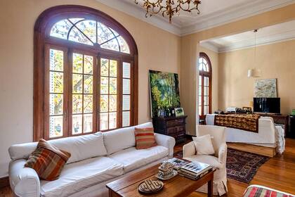 En Palermo Soho, en una casona de 1919 con carpinterías, pisos de roble y pinotea, molduras, altura de techos y vitraux originales, se vende un PH de 293 m2.