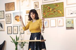 En Palermo un original PH con libros, arte y una hamaca como estrella del living