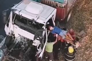 Dos camiones chocaron, uno de los conductores quedó atrapado en la cabina y fue rescatado en camilla