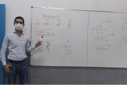 En pandemia, Cristian Quillotay creó un canal de YouTube para explicar diversos temas de la materia Química